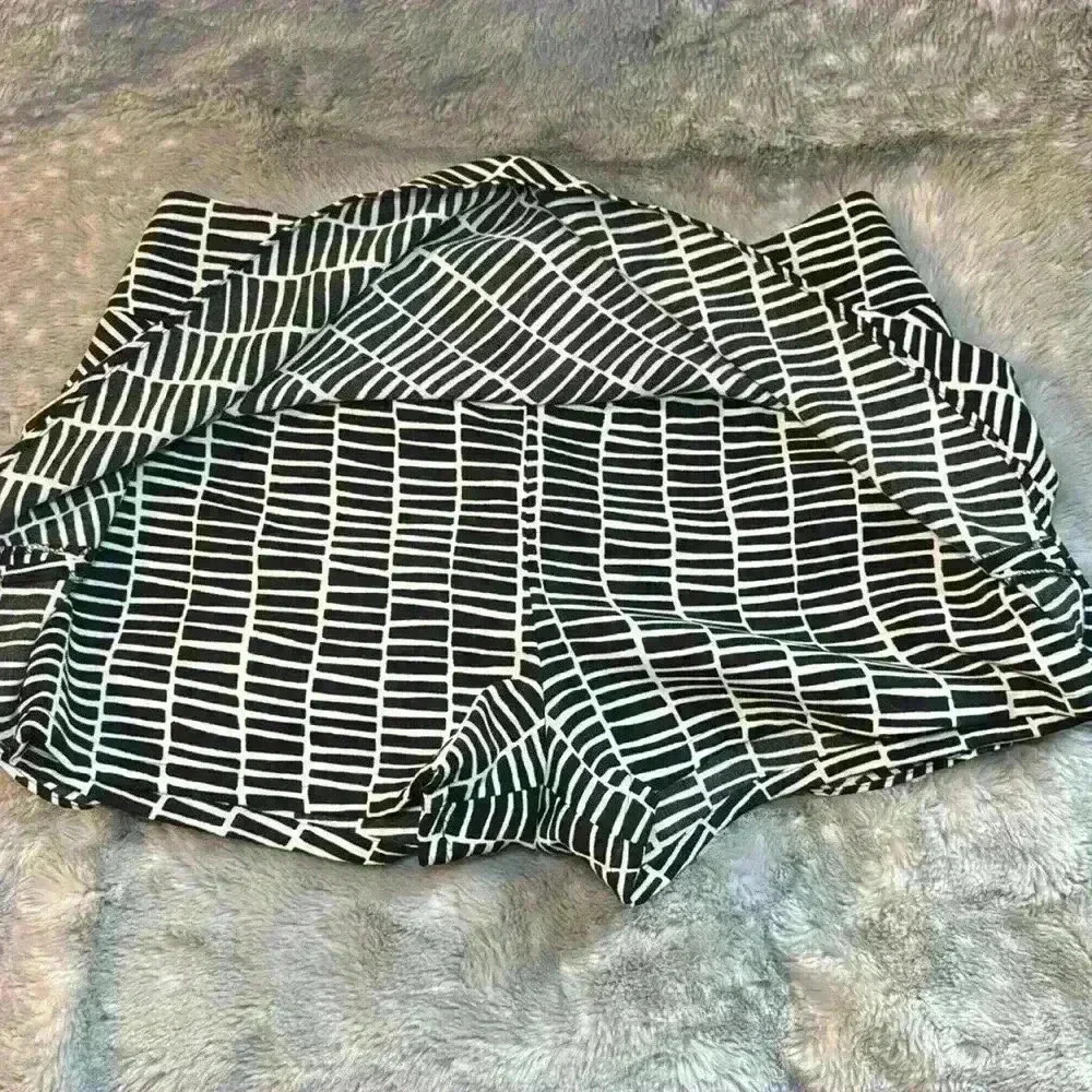 Express Black and White Mini Skirt - Picture 3 of 4